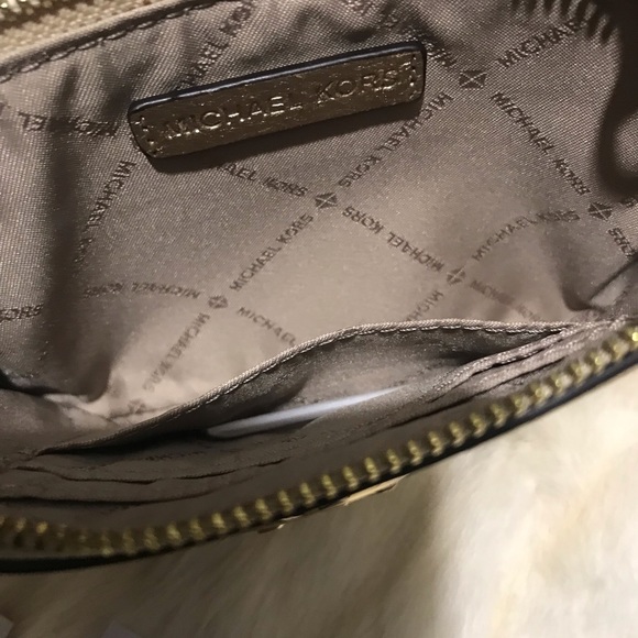 NWT, Michael Kors LG TZ WRSTLT Bag, Pale gold MSRP $128 - Picture 5 of 17